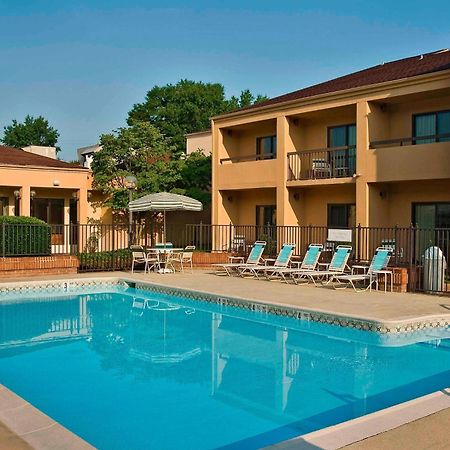 Courtyard By Marriott Richmond West Hotel Dumbarton Екстериор снимка