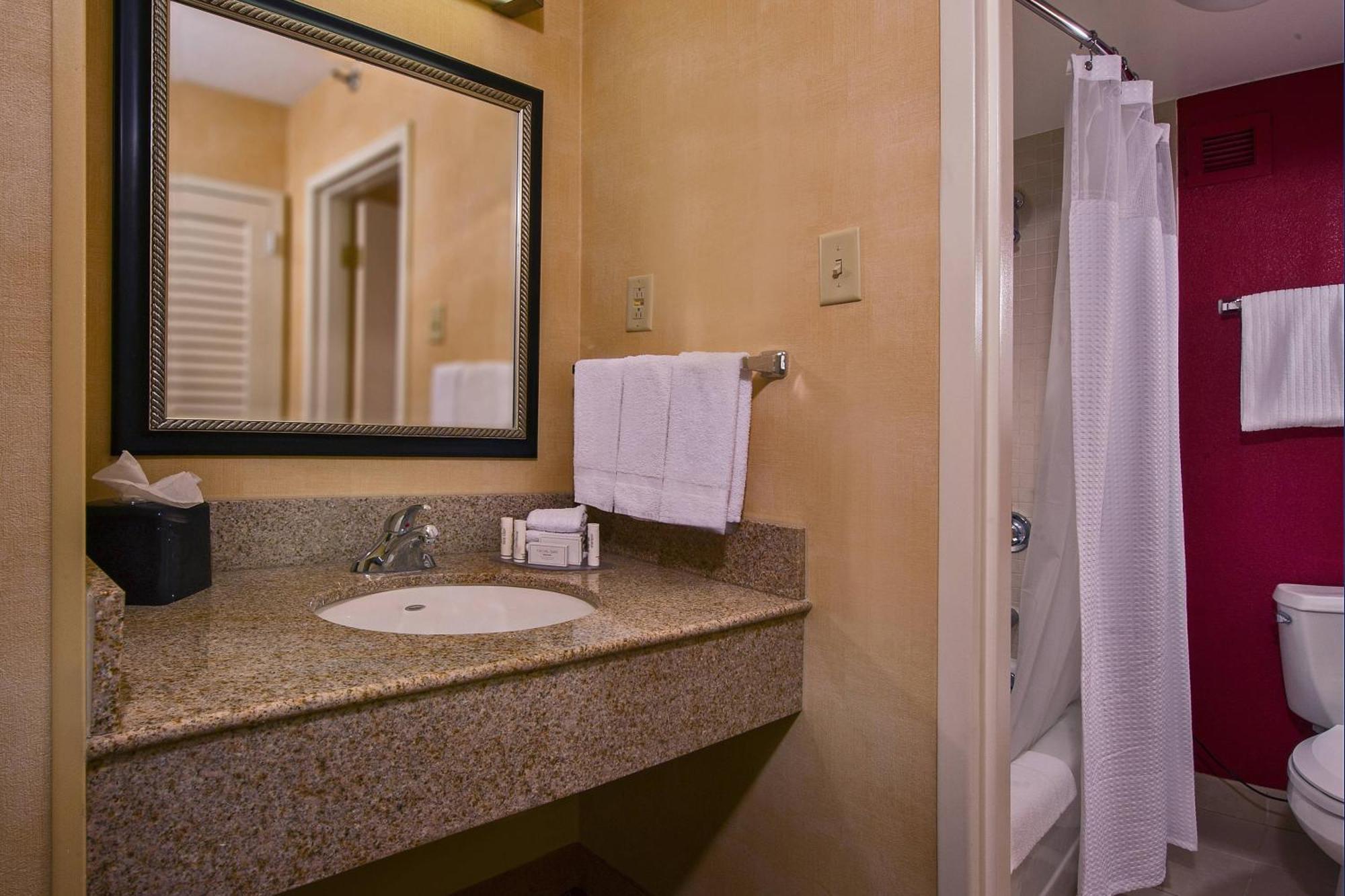 Courtyard By Marriott Richmond West Hotel Dumbarton Екстериор снимка