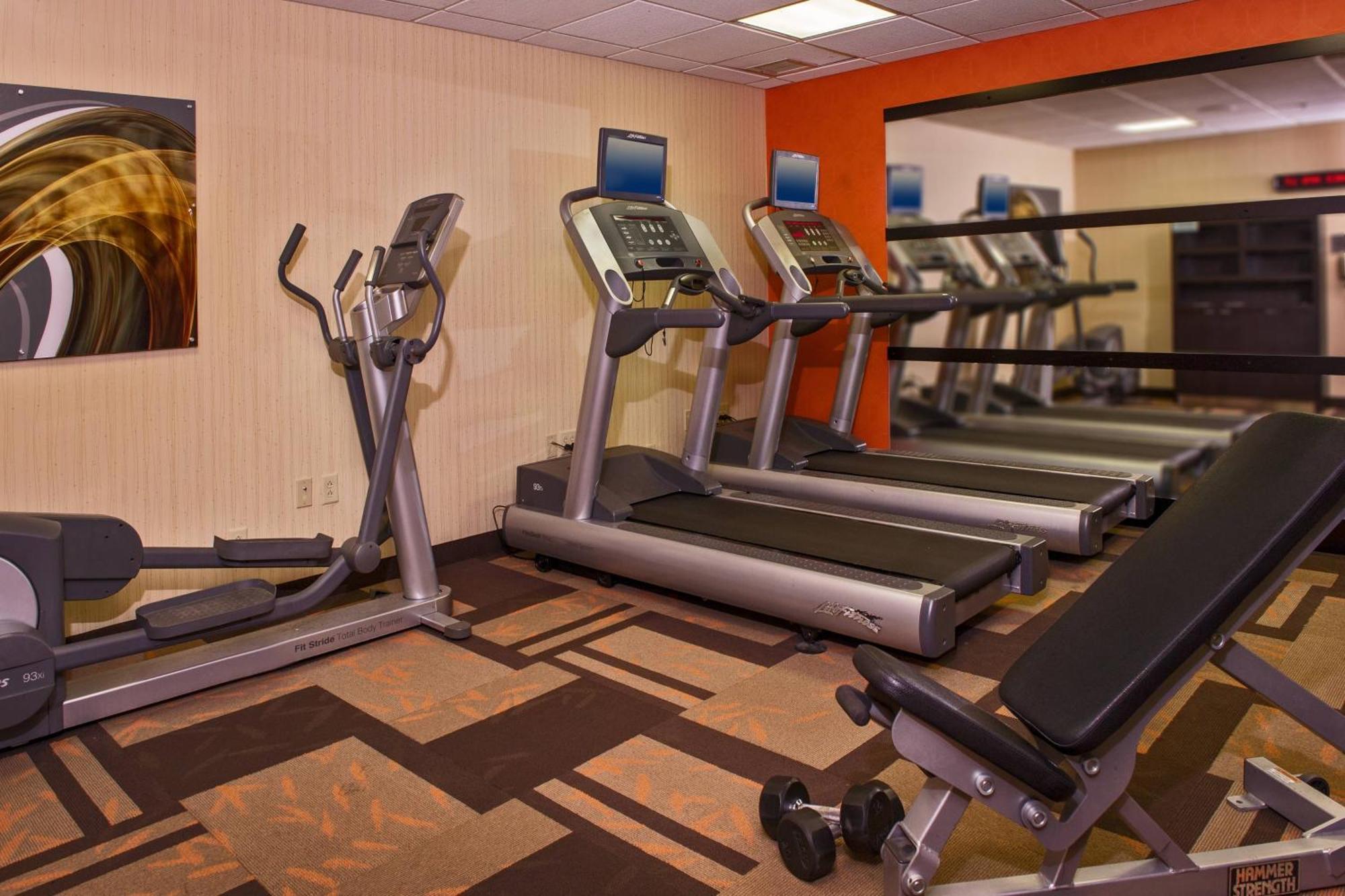 Courtyard By Marriott Richmond West Hotel Dumbarton Екстериор снимка
