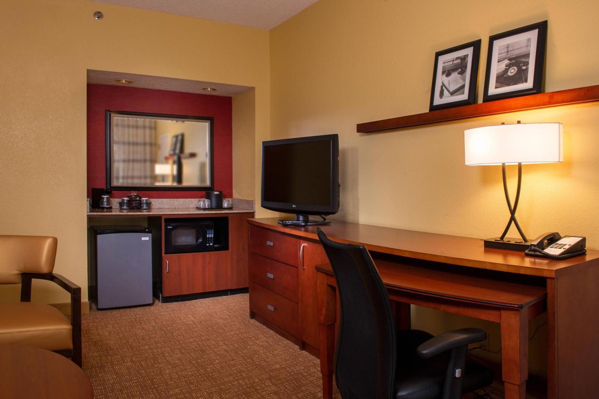 Courtyard By Marriott Richmond West Hotel Dumbarton Екстериор снимка