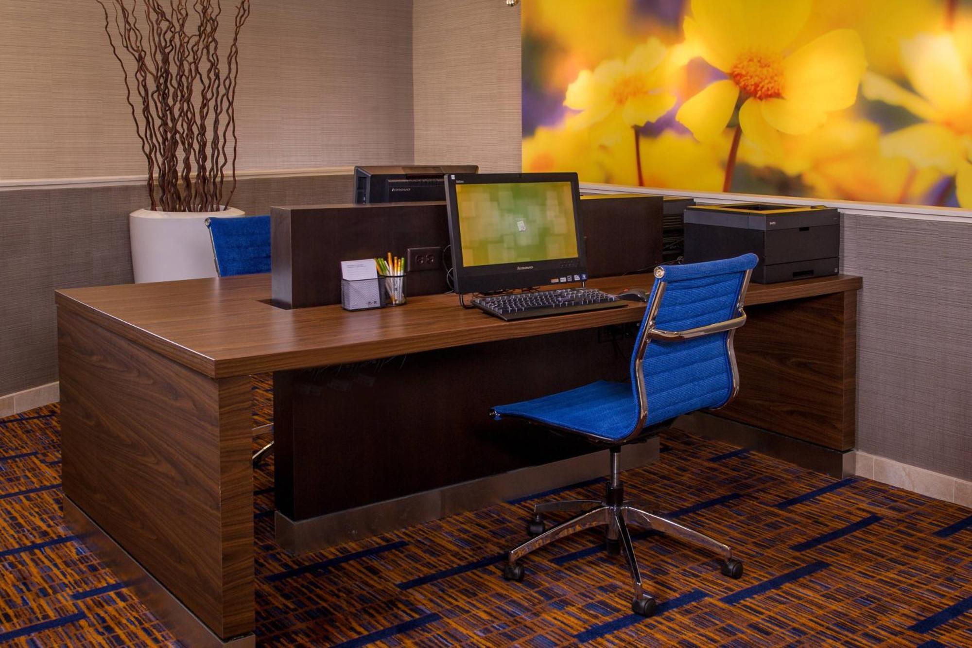 Courtyard By Marriott Richmond West Hotel Dumbarton Екстериор снимка
