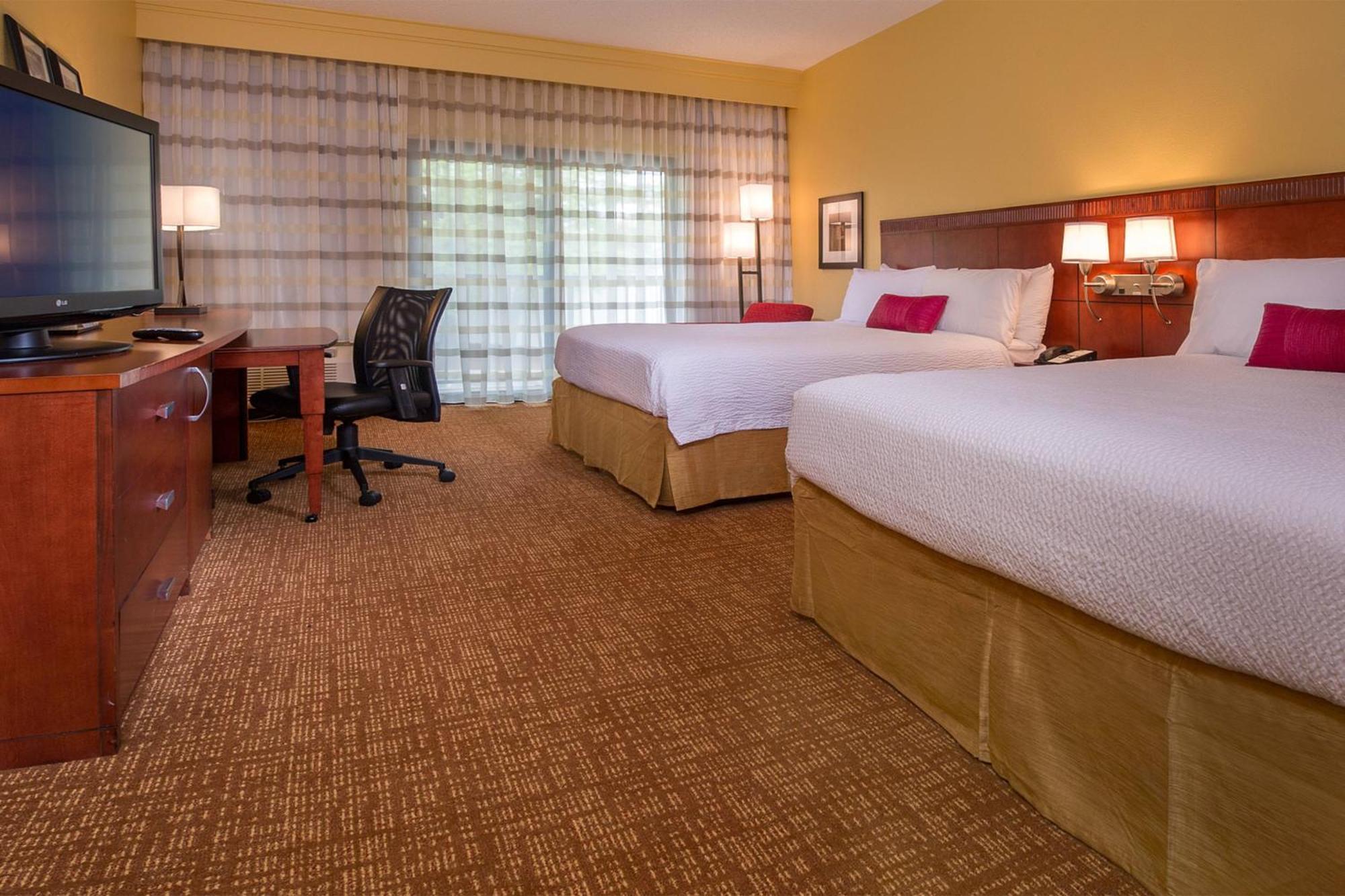 Courtyard By Marriott Richmond West Hotel Dumbarton Екстериор снимка