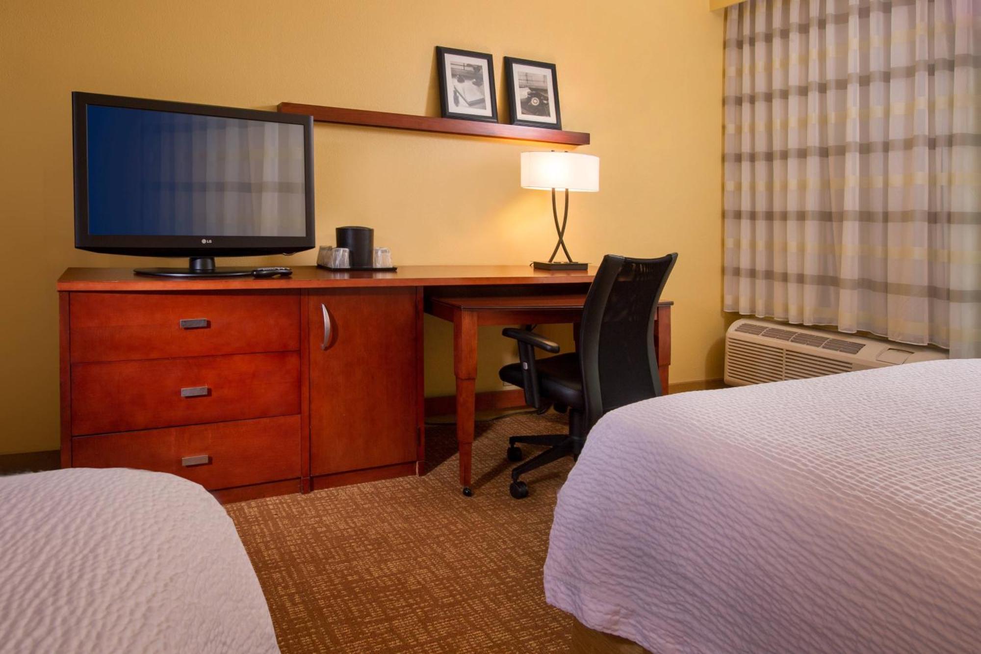 Courtyard By Marriott Richmond West Hotel Dumbarton Екстериор снимка