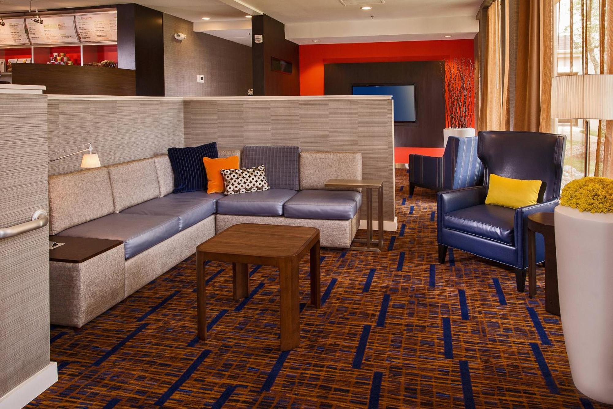 Courtyard By Marriott Richmond West Hotel Dumbarton Екстериор снимка