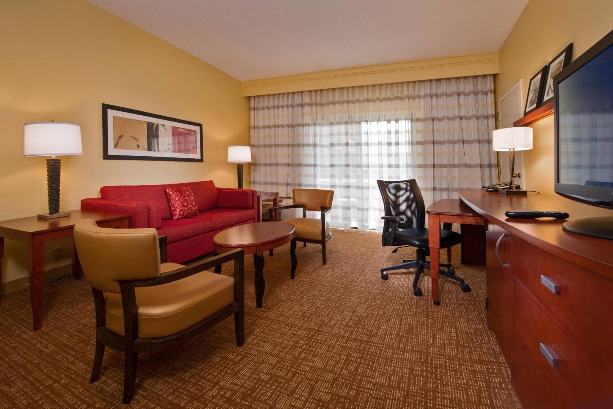 Courtyard By Marriott Richmond West Hotel Dumbarton Екстериор снимка