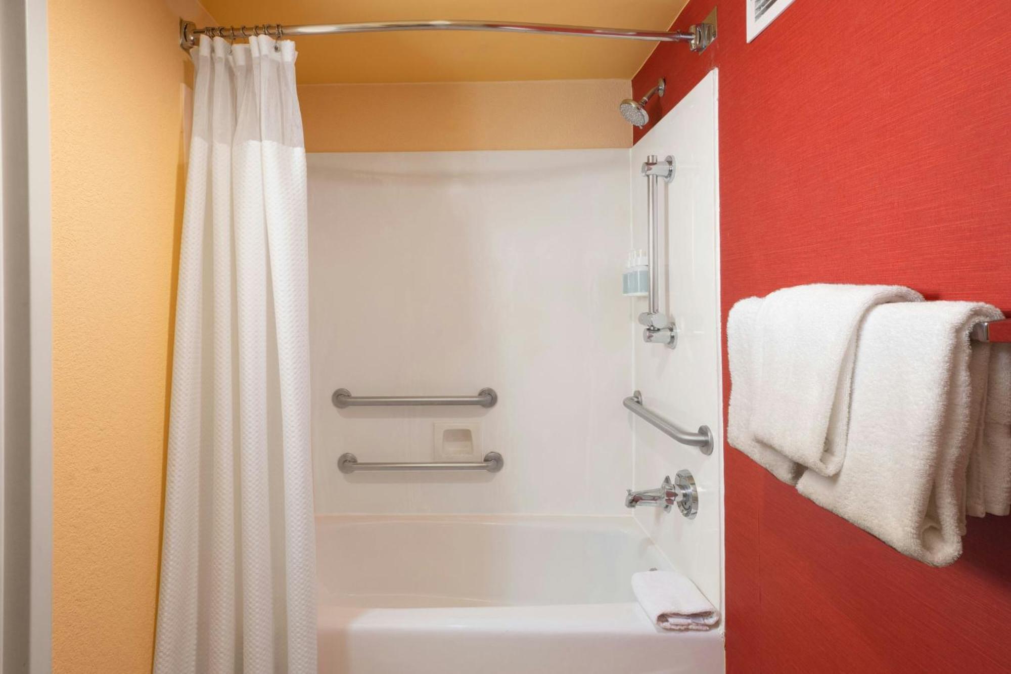 Courtyard By Marriott Richmond West Hotel Dumbarton Екстериор снимка