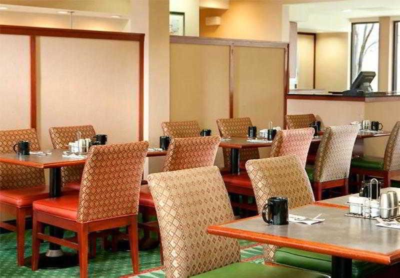 Courtyard By Marriott Richmond West Hotel Dumbarton Екстериор снимка