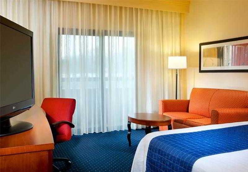 Courtyard By Marriott Richmond West Hotel Dumbarton Стая снимка
