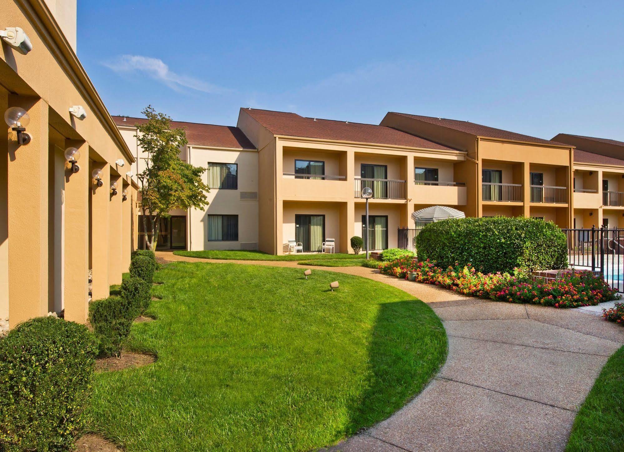 Courtyard By Marriott Richmond West Hotel Dumbarton Екстериор снимка